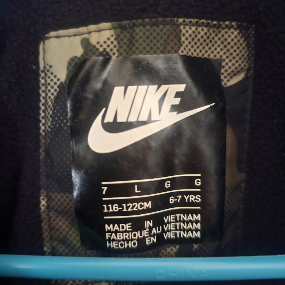 Nike Green and Black Puffer Jacket Water-Resistant Insulation - Picture 5 of 7